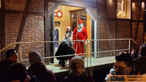Die Kinder freuen sich jedes Jahr auf dem Weihnachtsmann.